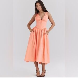 HOUSE OF CB EMMELINA DRESS
Elegant Peach Midi Dress